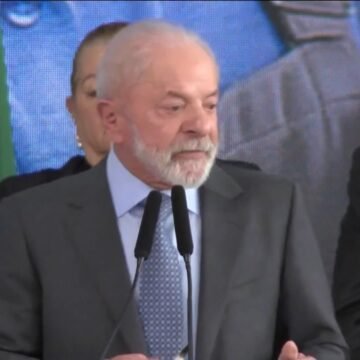 Gleisi e Haddad buscam reaproximação com o Congresso enquanto Lula omite menção a presidentes em cerimônia.
