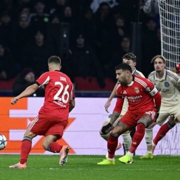 Benfica vence Ajax e agrava crise do time holandês na Champions League
