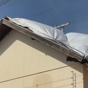 Granizo atinge 75% das residências em cidade do interior de SP; aulas são suspensas e telhados ganham lona de proteção