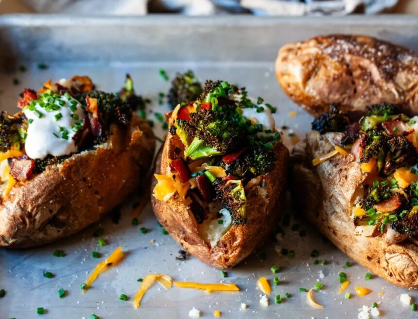 baked-potato-with-crispy-broccoli-9-scaled.jpg Batatas Assadas com Brócolis Crocantes e Bacon: uma Delícia da Smitten Kitchen