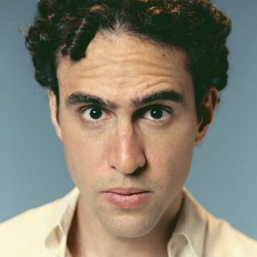 Zeca Veloso Lança Álbum que Amplia Legado Familiar e Destaca sua Identidade Artística