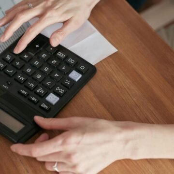 Taxa Selic em alta: juro bancário médio atinge maior nível em oito anos e inadimplência alcança recorde.