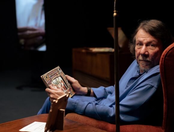 Lenine evoca memórias afetivas em ‘Eita’, filme que convida a uma experiência sonora e visual.