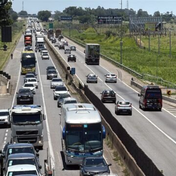 Tráfego intenso de veículos é registrado na Dutra, nas proximidades do Santuário Nacional de Aparecida