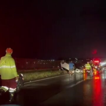 Carro Vira de Cabeça para Baixo em Acidente na Via Dutra: Imagens Impressionantes de São José dos Campos