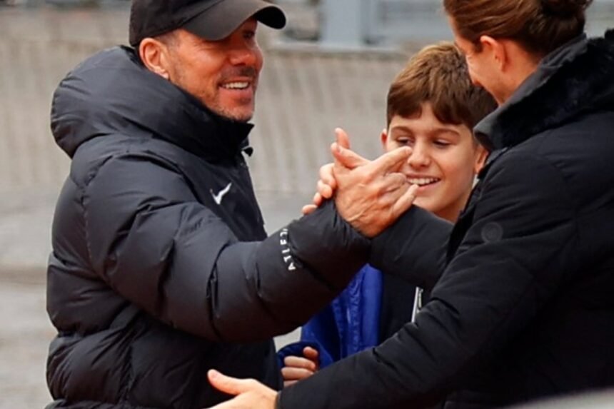 Filipe Luís se reencontra com antigos companheiros enquanto negociações com o Flamengo continuam