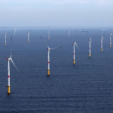 17664390466949b886f0267_1766439046_3x2_rt.jpg Energia Limpa em Suspenso: Licenças de Parques Eólicos Marítimos nos EUA Interrompidas