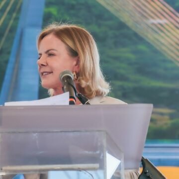 Dívida Pública em Alta: Gleisi Atribui Culpa à Taxa de Juros