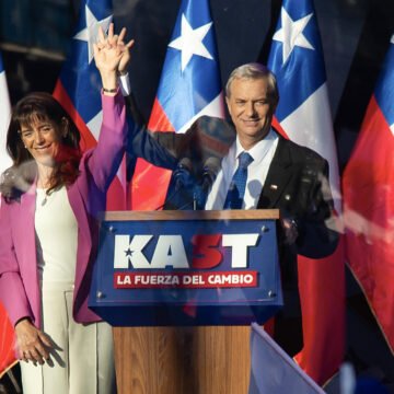 Com apoio expressivo, Kast lidera retorno da Direita à presidência chilena