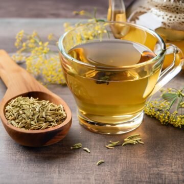 Descubra como o chá pode fortalecer os ossos das mulheres na terceira idade, enquanto o café pode ter o efeito oposto