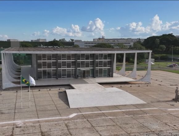 Reajuste Salarial: Lula Aprova Aumento de 8% para Servidores do Judiciário em 2026, Mas Limita Futuras Elevações