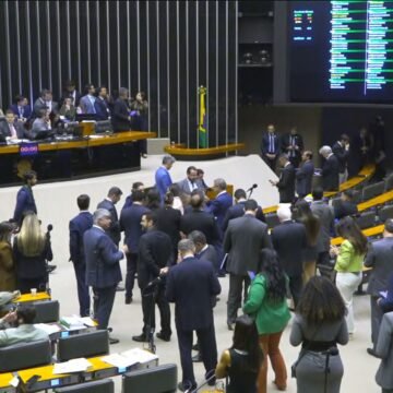 Relatório do Orçamento aponta superávit de R$ 34,5 bilhões e destaca R$ 61 bilhões em emendas para projetos