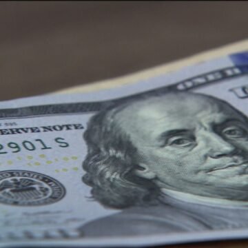 Dólar inicia o dia com investidores de olho no PIB do terceiro trimestre