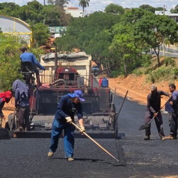 Prefeitura de Montes Claros realiza pavimentação da nova avenida no Morada do Parque