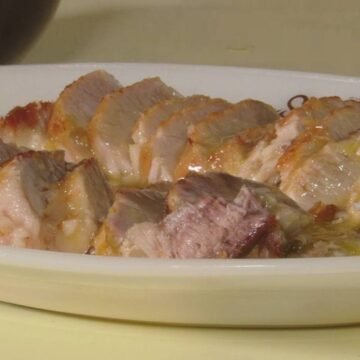 Transforme suas festas com este irresistível pernil ao molho de laranja! Aprenda a receita perfeita.