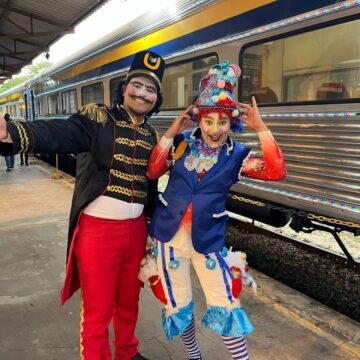 Trem de Natal iluminado circula pelo Vale do Paraíba até esta sexta-feira.