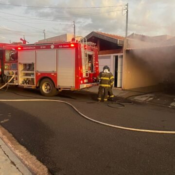 Chamas surpreendem moradores de condomínio em Assis e geram grande mobilização dos bombeiros